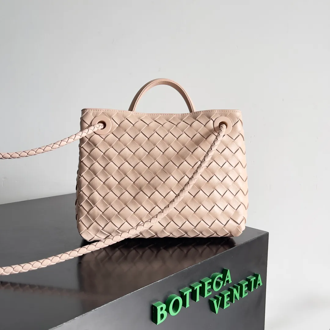 The 2023 new Andiamo batch of 1860 BV has been shipped‼ ️Really popular🔥The new Andiamo woven handbag launched by Bottega Veneta this season is really popular all over the world! ! Celebrities at home and abroad have worn it, and Oscar-winning actress Michelle Yeoh has taken it out on the street. Song Jia, Trai Yara, Yu Feihong, Sanji Ayaka, Rosie Hunting-Whiteley, Yoshioka Riho, etc. have all picked up this bag. It is classic and versatile, showing off its temperament, and the bag capacity is also large, which is very convenient for daily commuting! ! A variety of carrying methods, the shoulder straps can be adjusted by yourself, the original lambskin feels soft and delicate, and the neutral style is made to break gender boundaries and bring a more practical and longer-lasting use experience. Andiamo, which has both elegant and casual styles, perfectly interprets the true appearance of "fashionable old money style". Style number: 743568 Size: 25*22*10.5cm